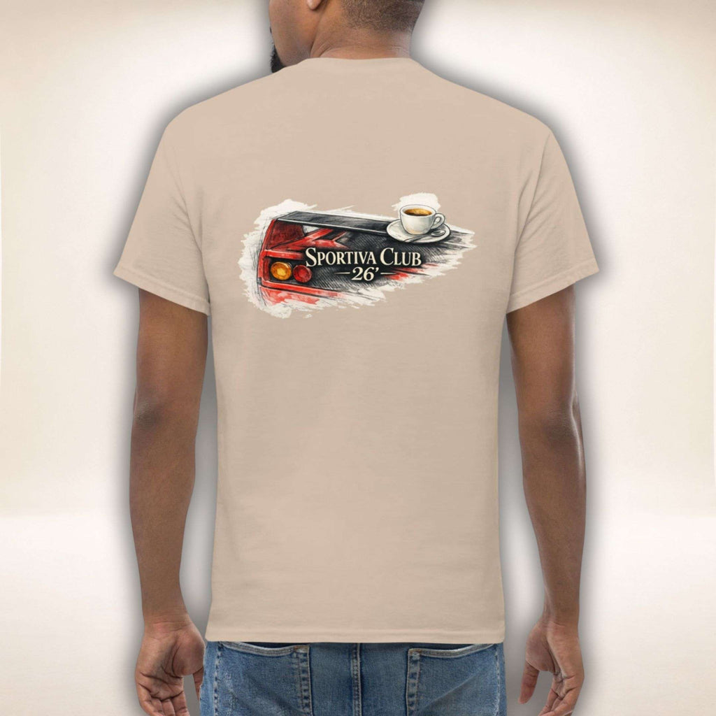 Sportiva Club 26 Tee in Naturweiß, Rückenansicht mit Kassetten- und Espressomotiv