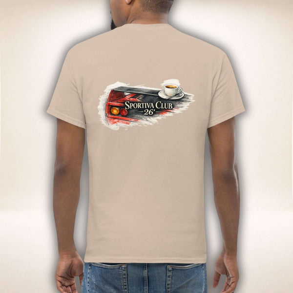 Sportiva Club 26 Tee in Naturweiß, Rückenansicht mit Kassetten- und Espressomotiv