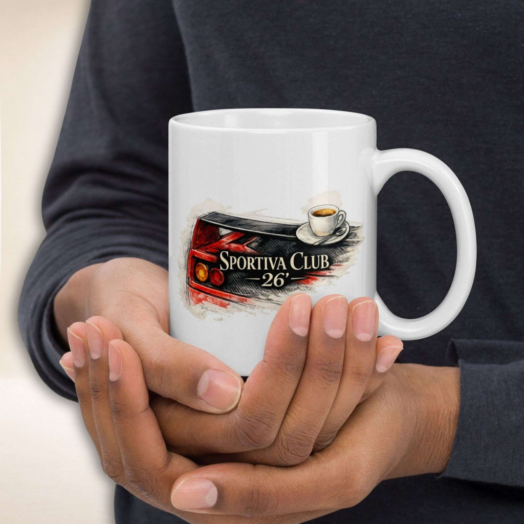 Hände halten die weiße Sportiva Club 26 Tasse mit Clubmotiv