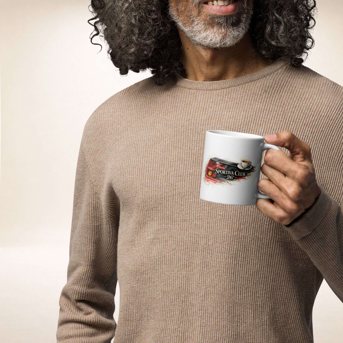 Mann hält die weiße Sportiva Club 26 Tasse mit Motorsportmotiv