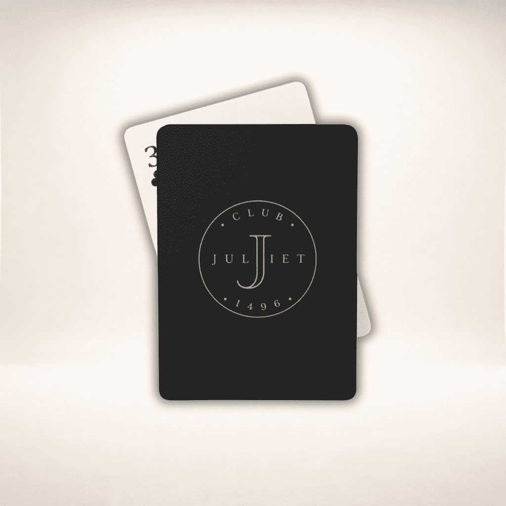 Schwarze Club Juliet Pokerkarten mit goldenem Logo, als Kartenstapel angeordnet