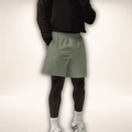 Unisex Baumwoll Shorts Grün, getragen in Vorderansicht