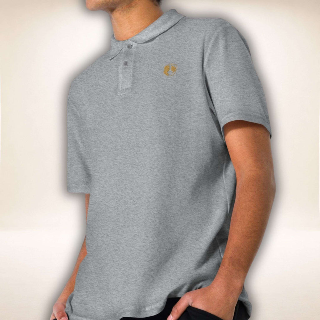 Graues Belgravia Polo mit goldenem Doppelprofil-Logo, von einem Mann getragen