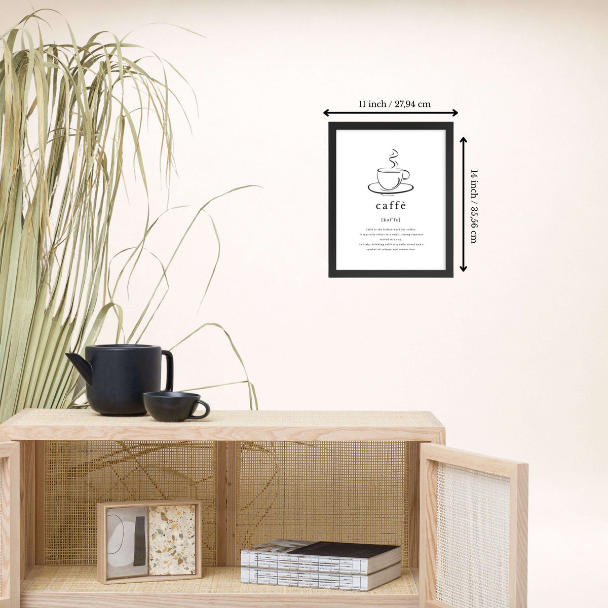 Caffè Poster im schwarzen Rahmen über einer Holzkommode, Format 11 × 14 Zoll