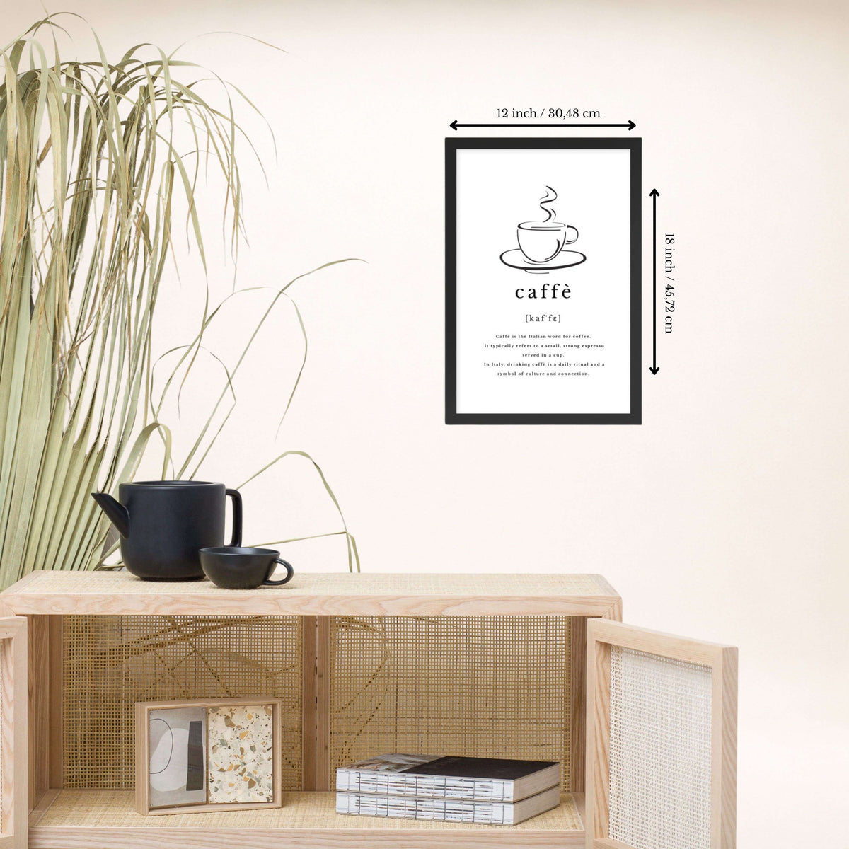 Caffè Poster im schwarzen Rahmen über einer Holzkommode, Format 12 × 18 Zoll