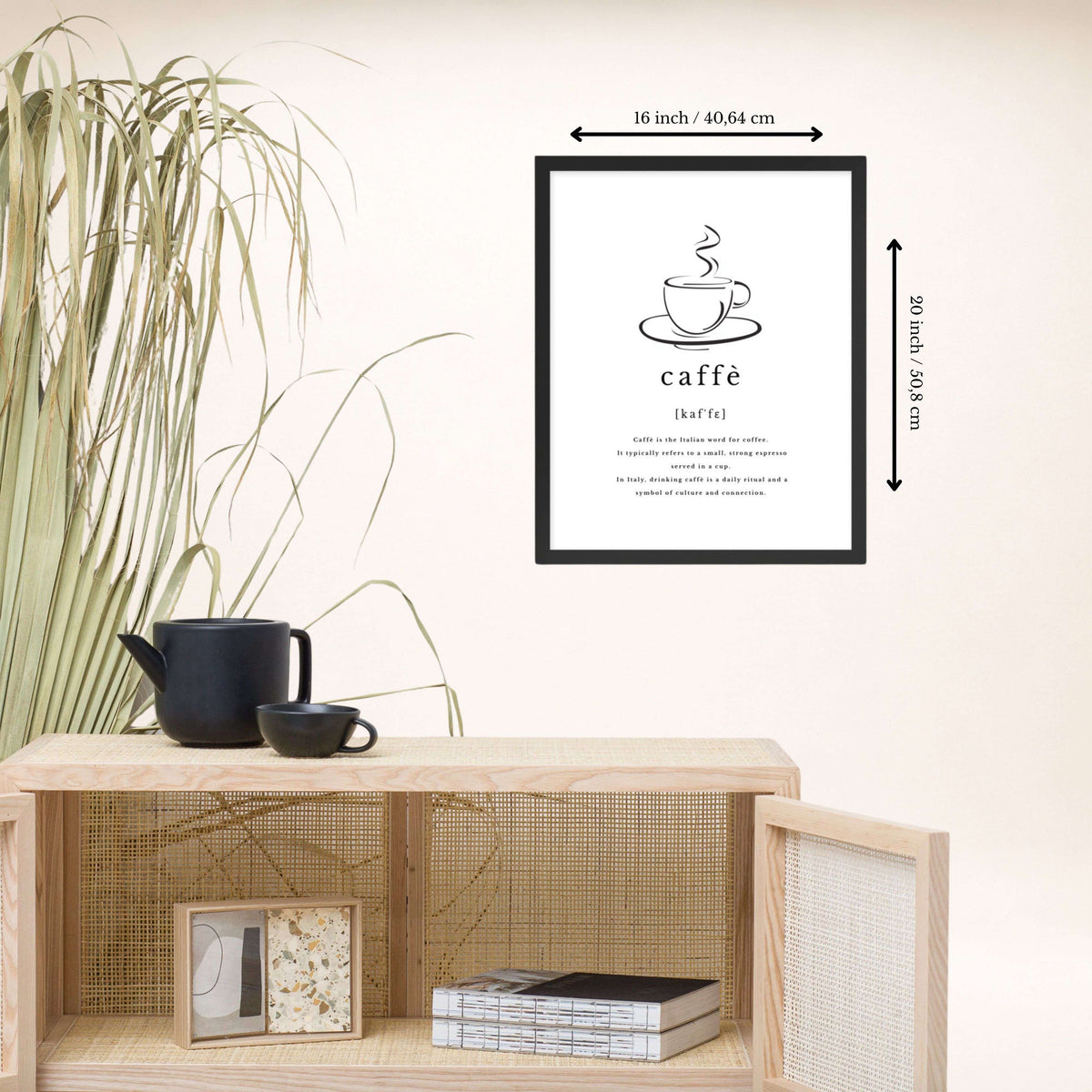 Caffè Poster im schwarzen Rahmen über einer Holzkommode, Format 16 × 20 Zoll