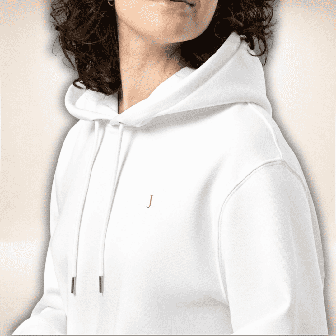 Club Juliet Bio Hoodie in Weiß, getragen mit kleinem goldfarbenem J auf der Brust