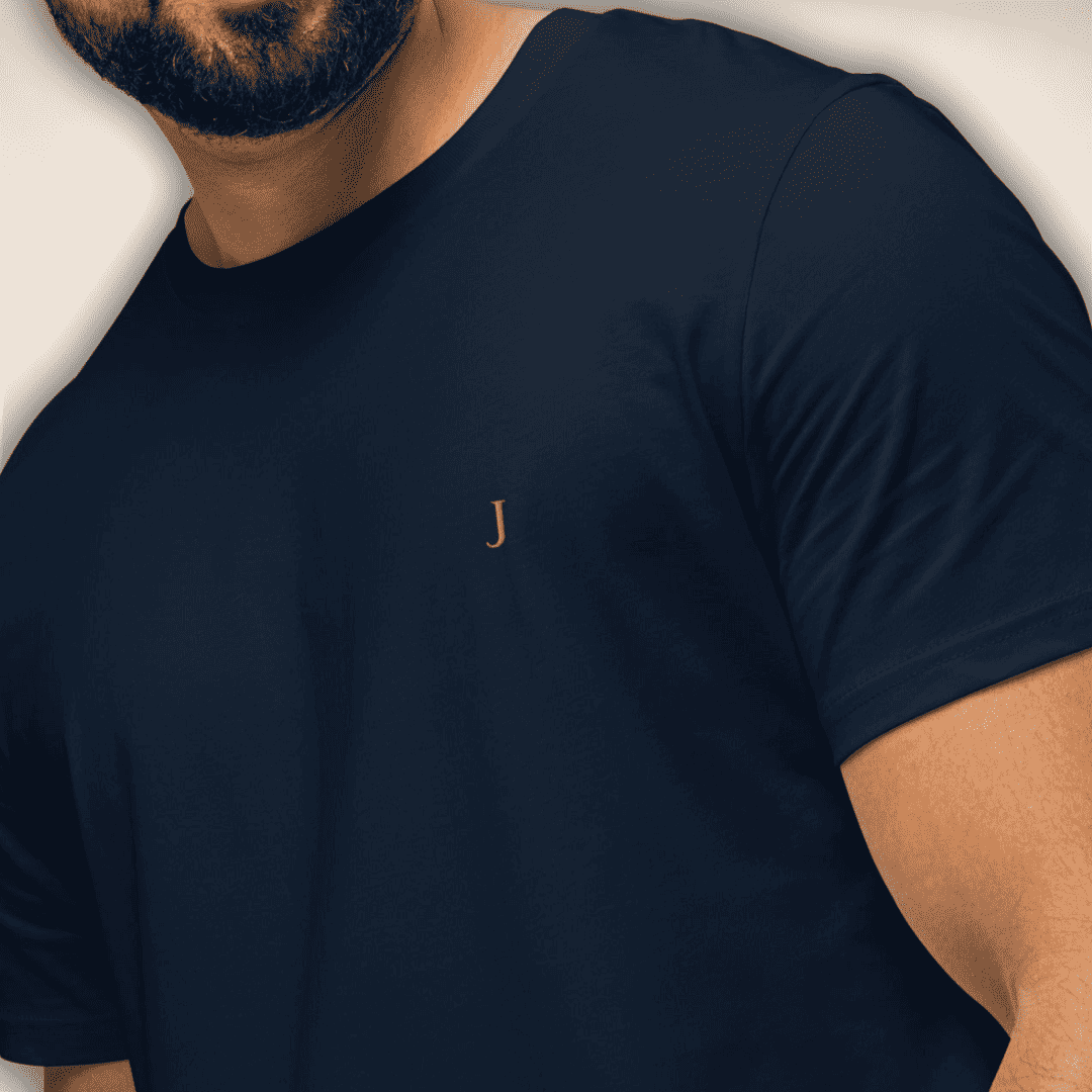 Club Juliet Bio Tee in Navy, getragen mit kleinem goldfarbenem J auf der Brust