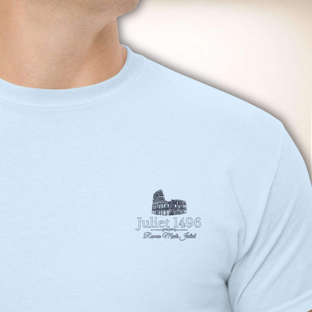 Colosseo Logo Tee in Hellblau mit kleinem Kolosseum-Logo auf der Brust
