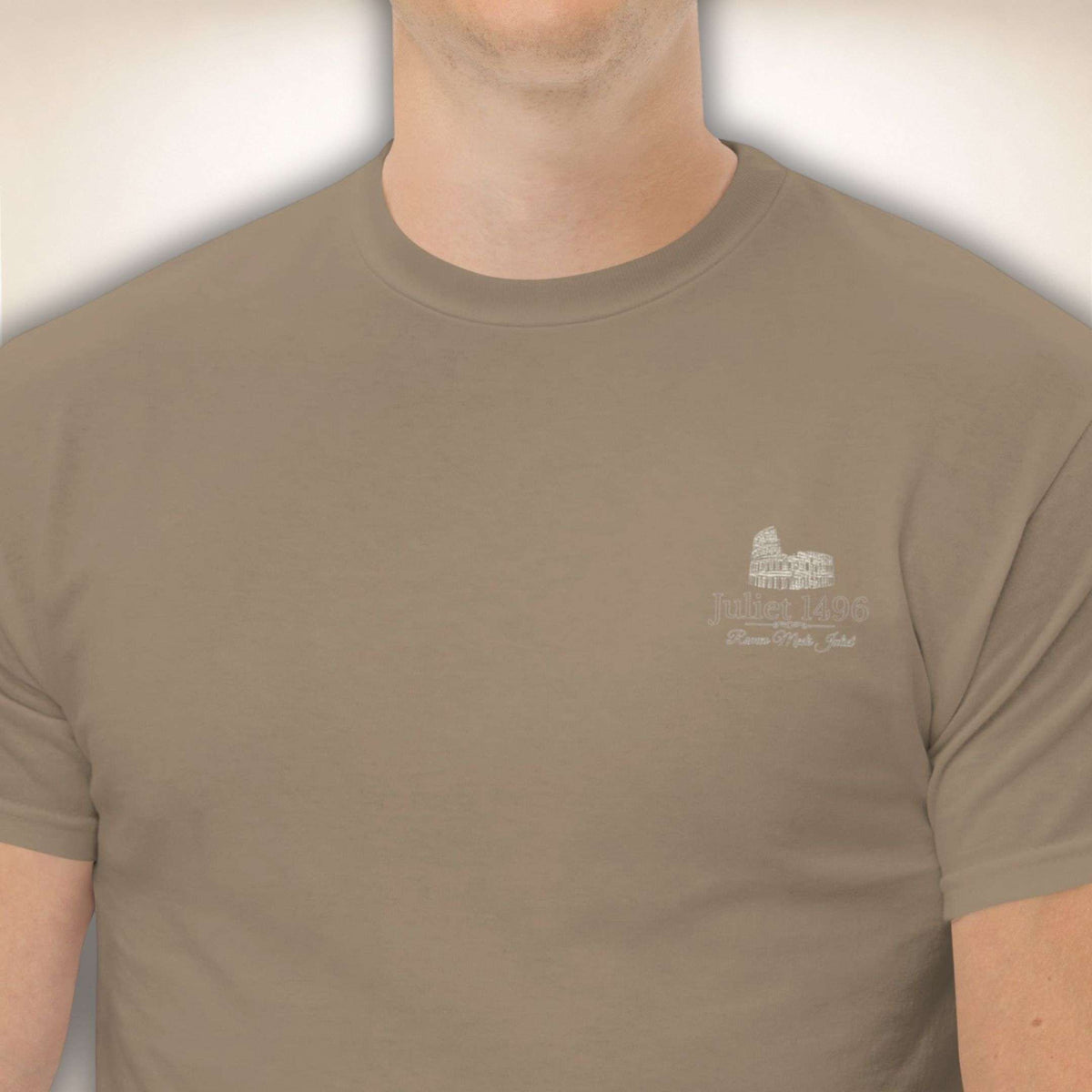 Colosseo Logo Tee in Braun mit kleinem Kolosseum-Logo auf der Brust