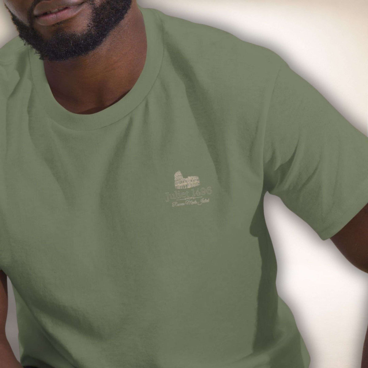 Colosseo Logo Tee in Olivgrün mit kleinem Kolosseum-Logo auf der Brust