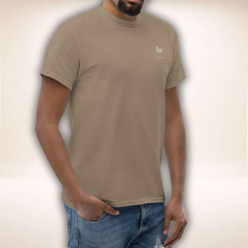 Colosseo Logo Tee in Taupe, getragen mit kleinem Kolosseum-Logo auf der Brust