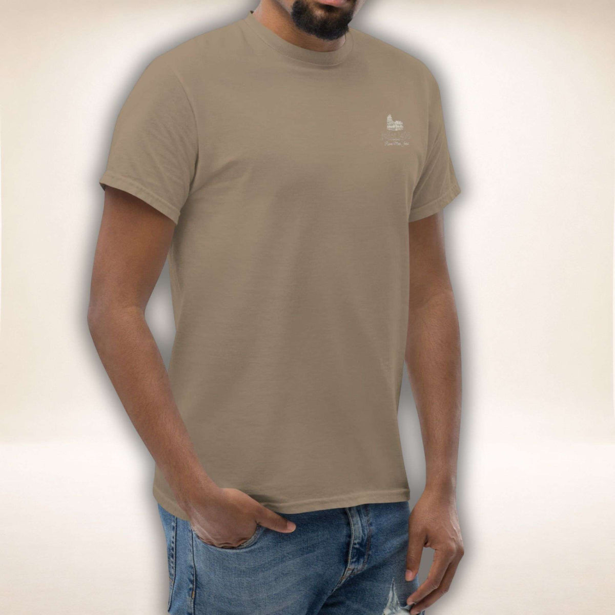 Colosseo Logo Tee in Taupe, getragen mit kleinem Kolosseum-Logo auf der Brust