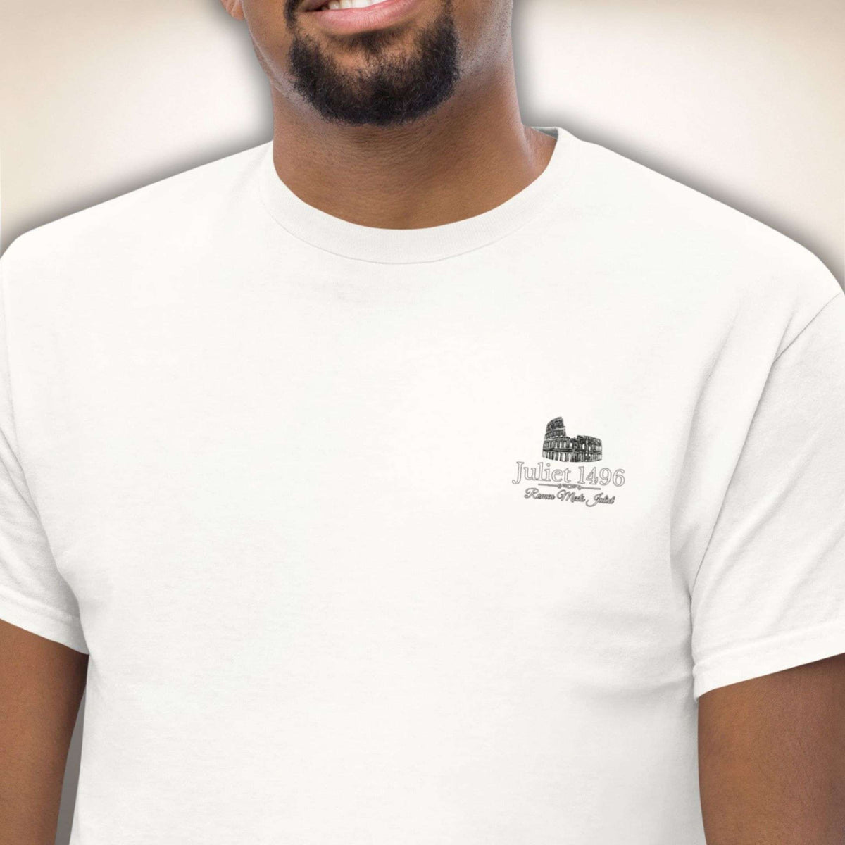 Colosseo Logo Tee in Weiß mit kleinem Kolosseum-Logo auf der Brust