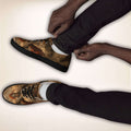 Crusade Battle Slip-Ons mit Renaissance-Schlachtenmotiv, an den Füßen getragen