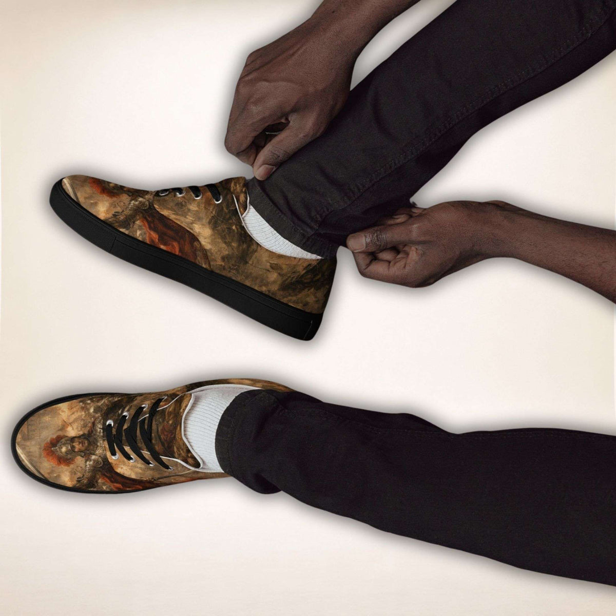 Crusade Battle Slip-Ons mit Renaissance-Schlachtenmotiv, an den Füßen getragen