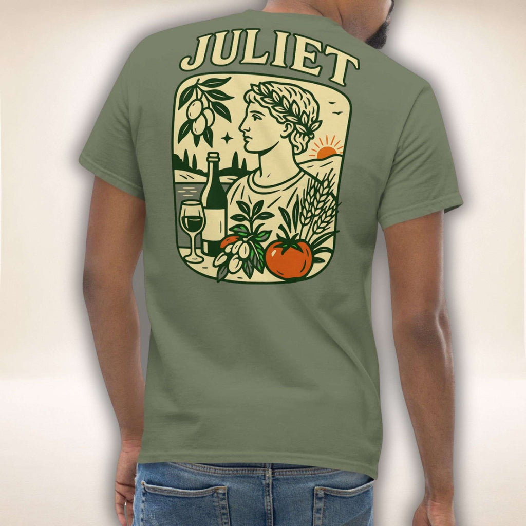 Giardino Romano Tee in Olivgrün, getragen mit mediterranem Juliet-Rückenmotiv