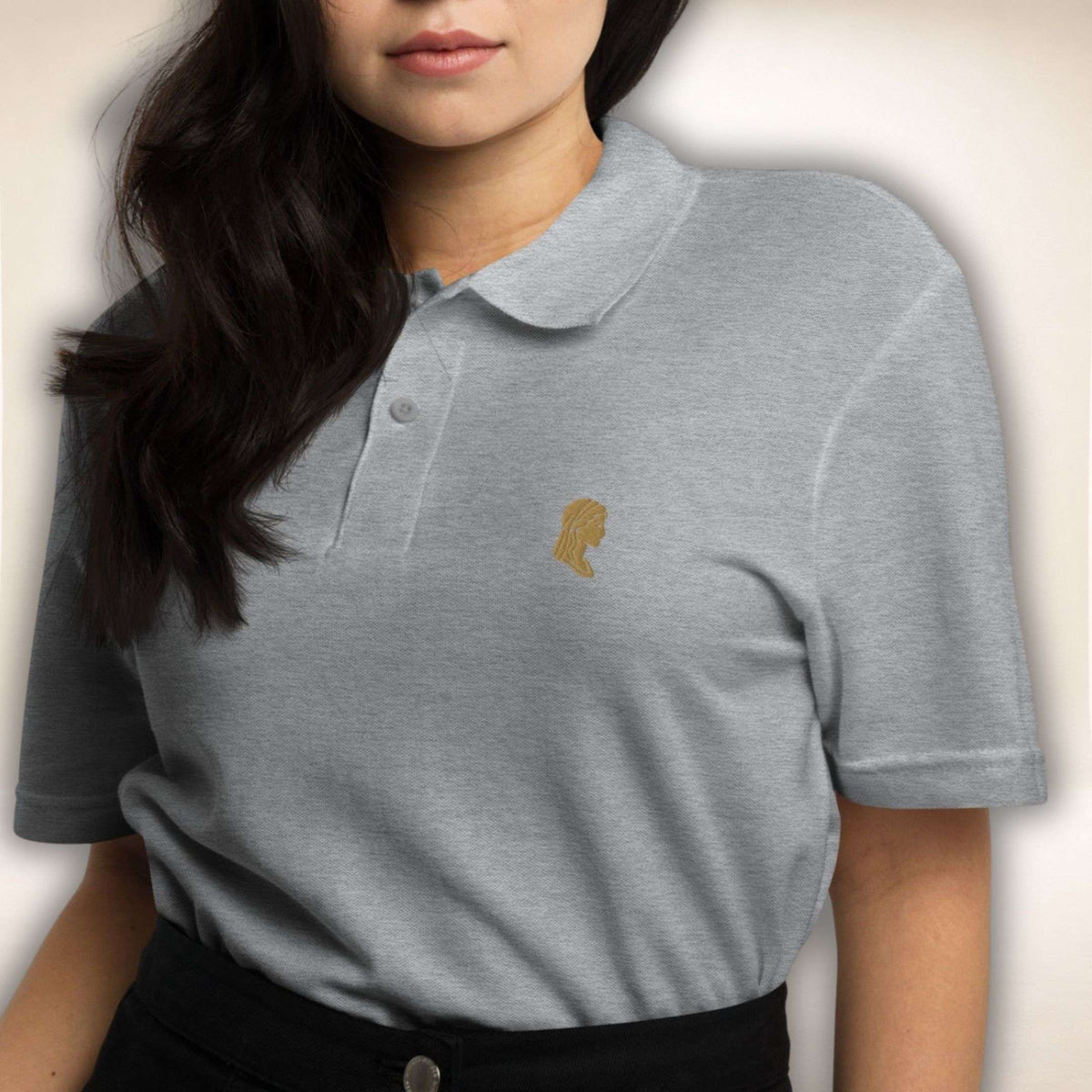 Juliet Silhouette Polo in Grau mit goldener Juliet-Stickerei