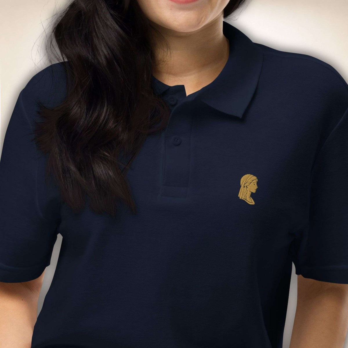 Juliet Silhouette Polo in Navy mit goldener Juliet-Stickerei, Nahaufnahme