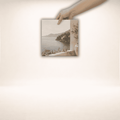 Kleiner Amalfi Stillness Canvas Print mit mediterranem Küstenmotiv, von einer Hand gehalten