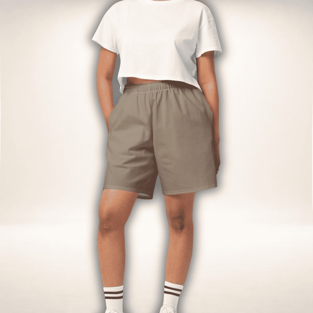 Unisex Baumwoll Shorts Braun, getragen in Vorderansicht