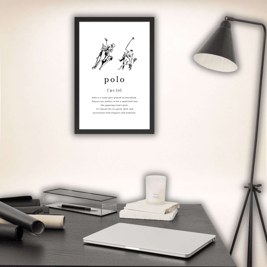 Polo Poster im schwarzen Rahmen mit Polospieler-Illustration über einem Schreibtisch