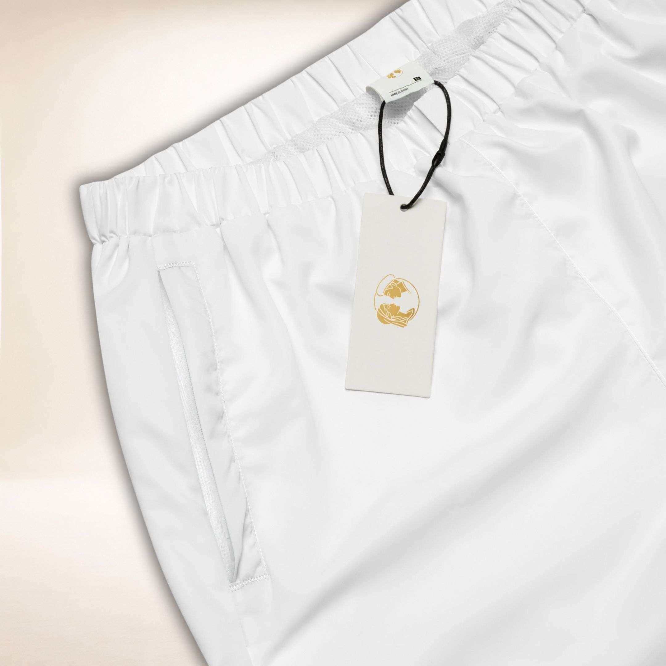 Nahaufnahme der weißen Riviera Hose mit Bund, Kordelzug und Juliet-Etikett
