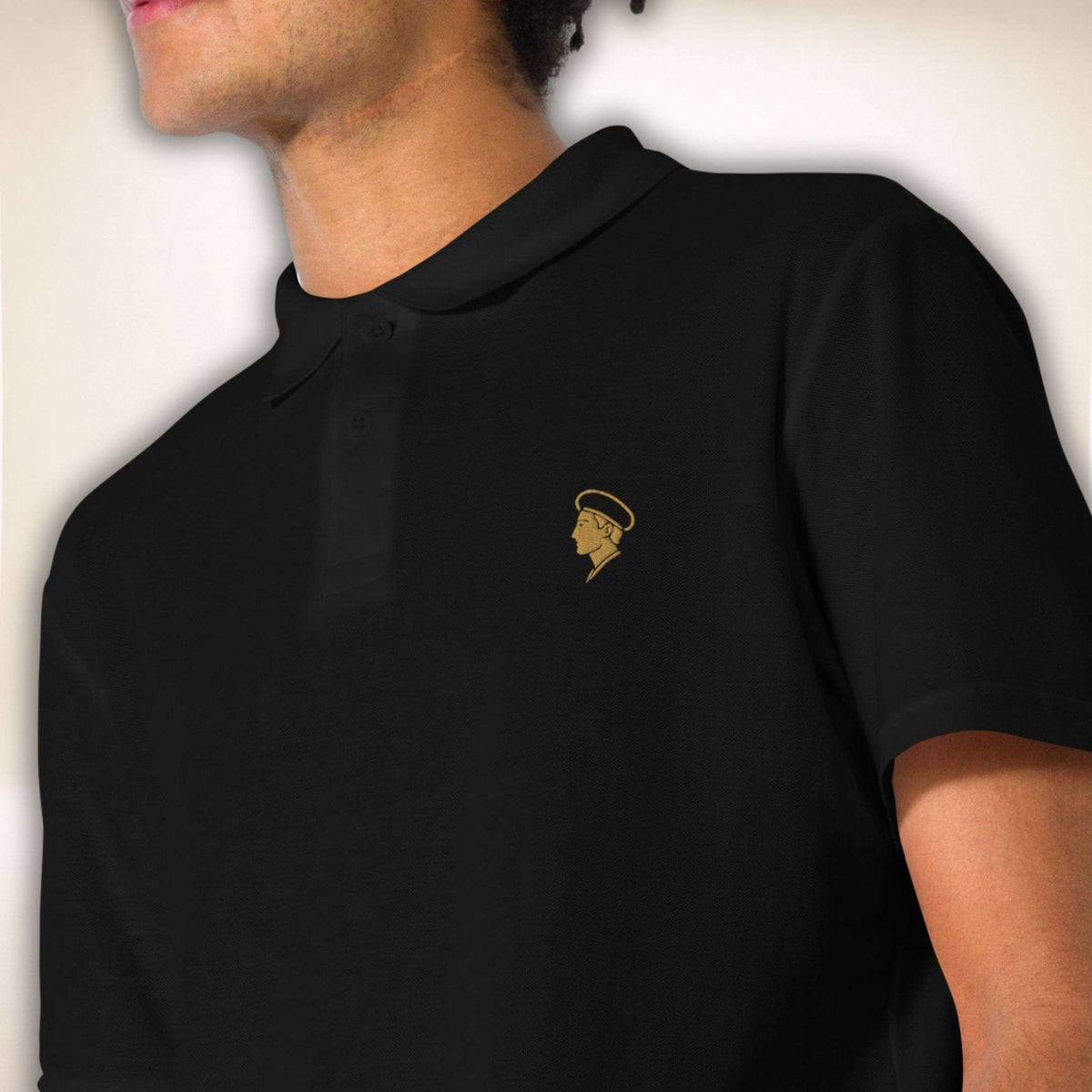 Romeo Silhouette Polo in Schwarz mit goldener Romeo-Stickerei, Nahaufnahme
