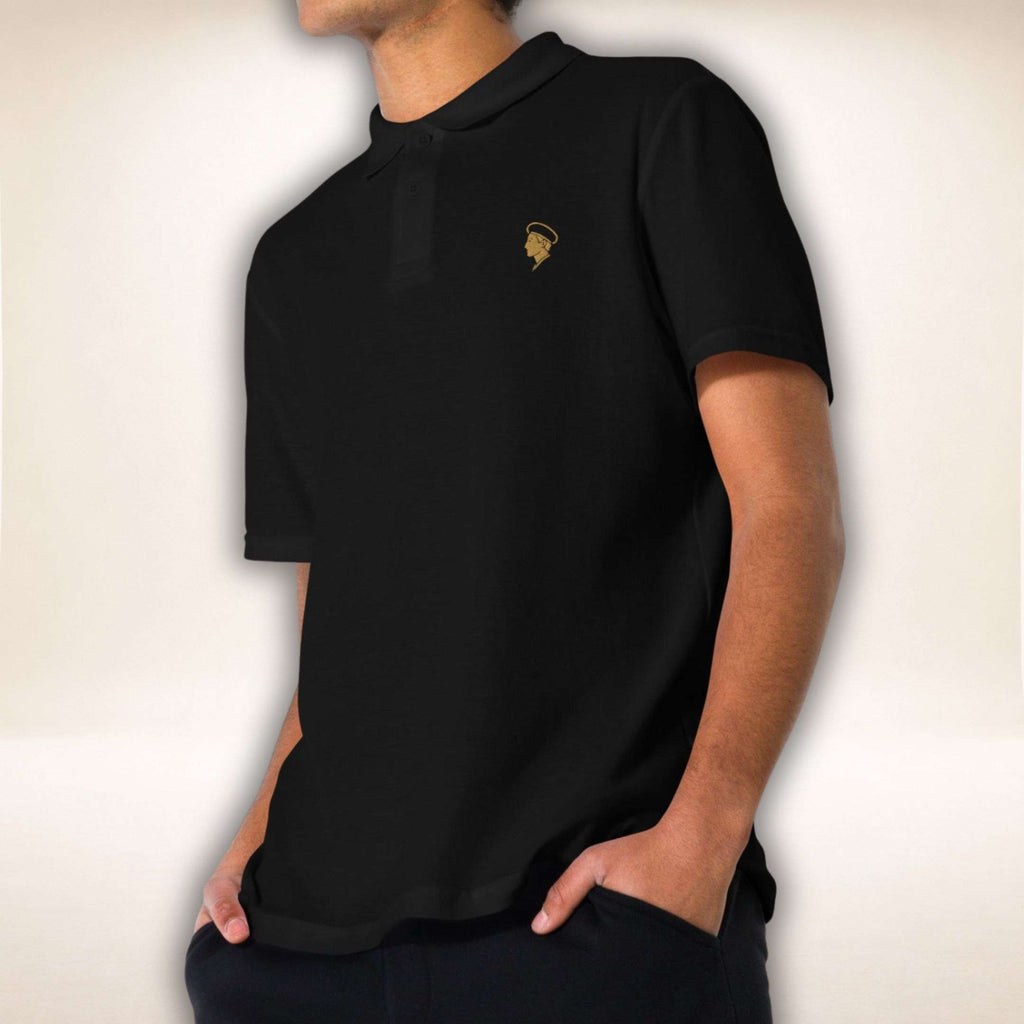 Romeo Silhouette Polo in Schwarz mit goldener Romeo-Stickerei, getragen