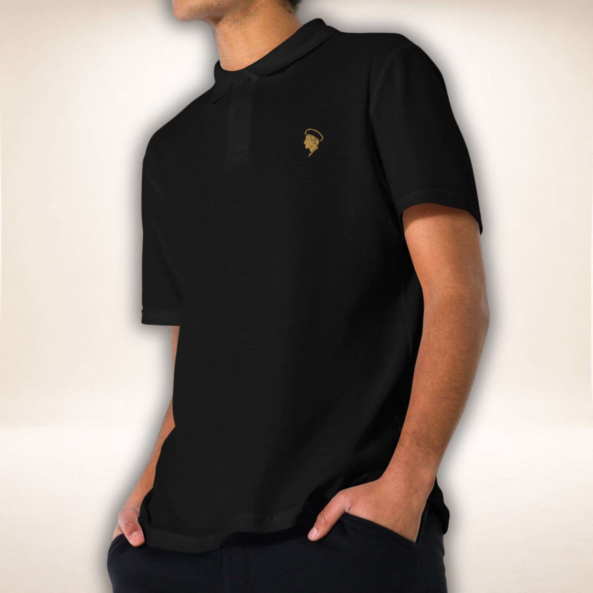Romeo Silhouette Polo in Schwarz mit goldener Romeo-Stickerei, getragen
