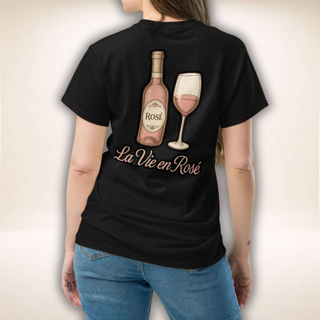 Rosé Royale Tee in Schwarz, getragen mit Roséflasche, Weinglas und La-Vie-en-Rosé-Rückenmotiv