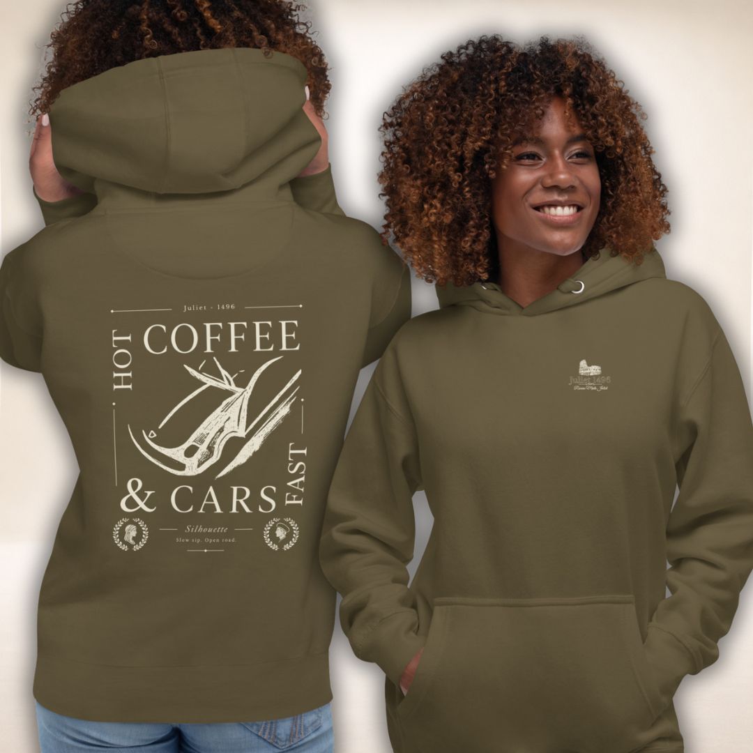 Olivegrüner Siena Club Hoodie an zwei Models, von vorn und hinten gezeigt, mit hellem „Hot Coffee & Cars“-Rückenmotiv.
