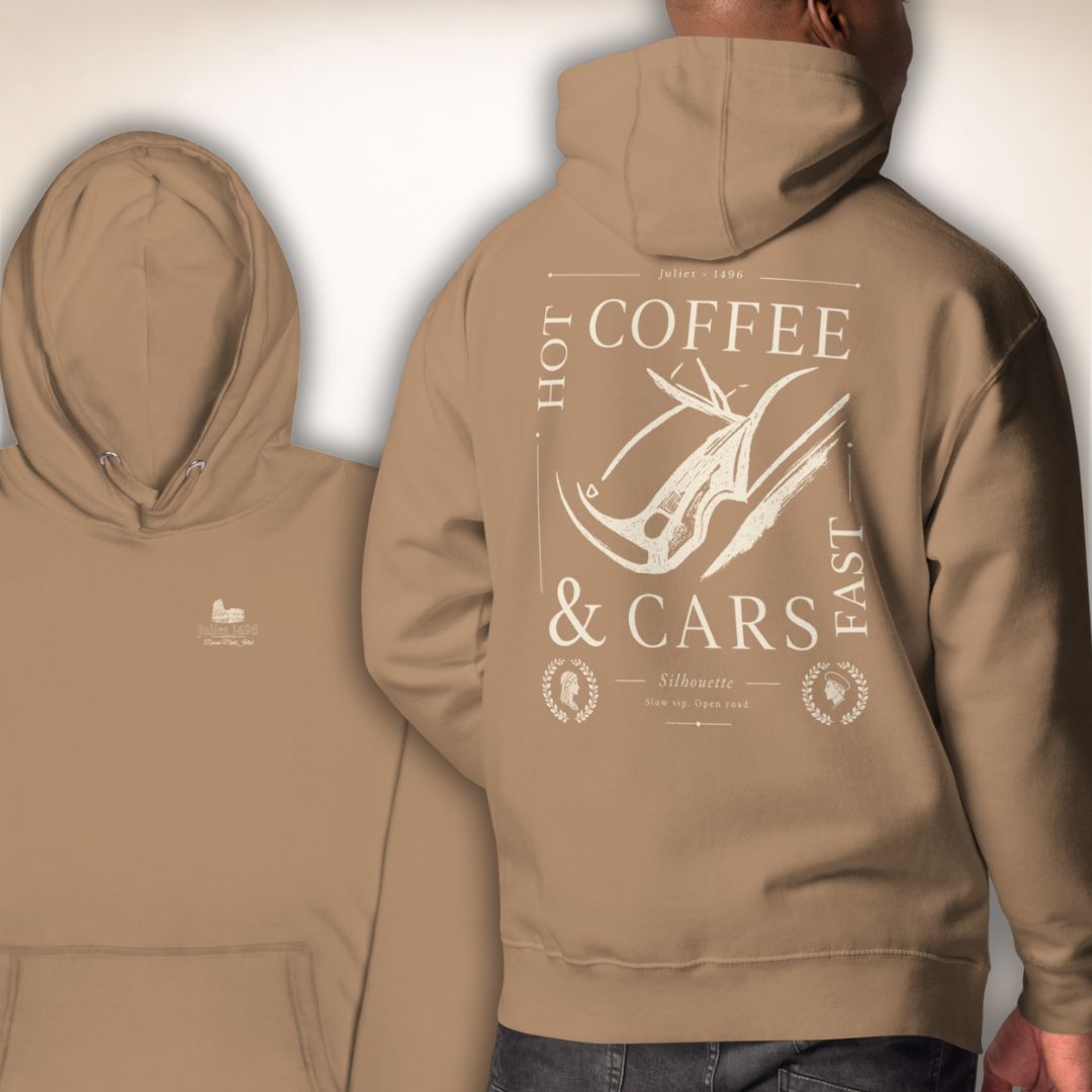 Beiger Siena Club Hoodie in Vorder- und Rückansicht mit kleinem Brustlogo und hellem „Hot Coffee & Cars“-Rückenmotiv.
