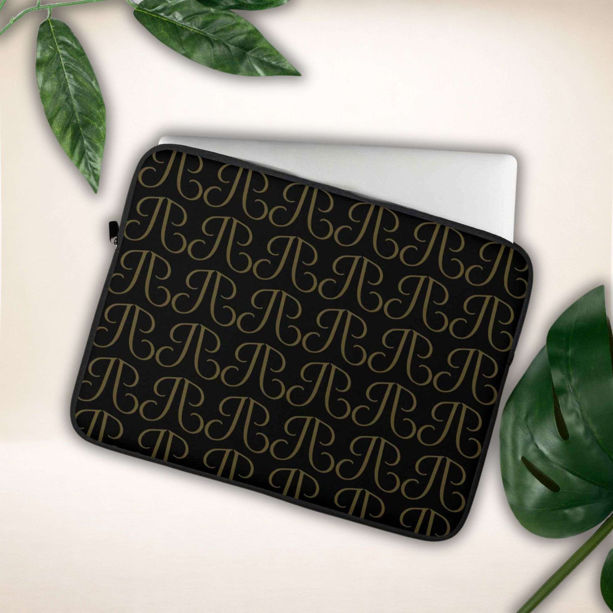 Venezia Executive Case in Schwarz mit goldenem Monogramm, mit einem Laptop gezeigt