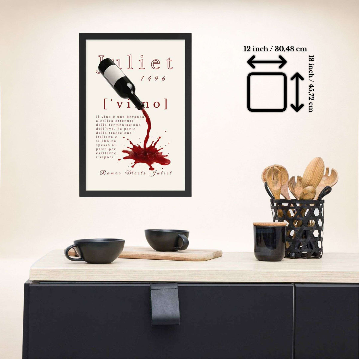 Vino Poster im schwarzen Rahmen über einer Küchenkommode, Format 12 × 18 Zoll