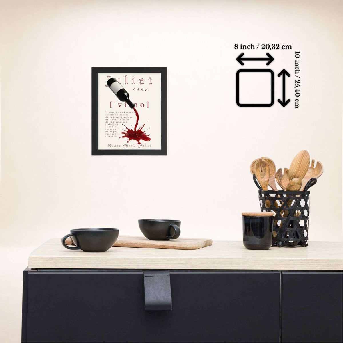 Vino Poster im schwarzen Rahmen über einer Küchenkommode, Format 8 × 10 Zoll