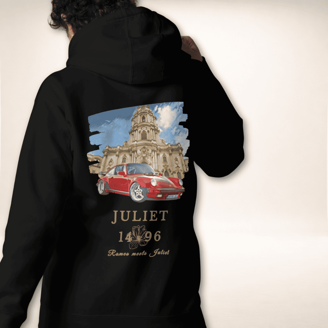 Sicilia Grand Tour Hoodie in Schwarz, getragen mit Kathedrale und rotem Sportwagen als Rückenmotiv