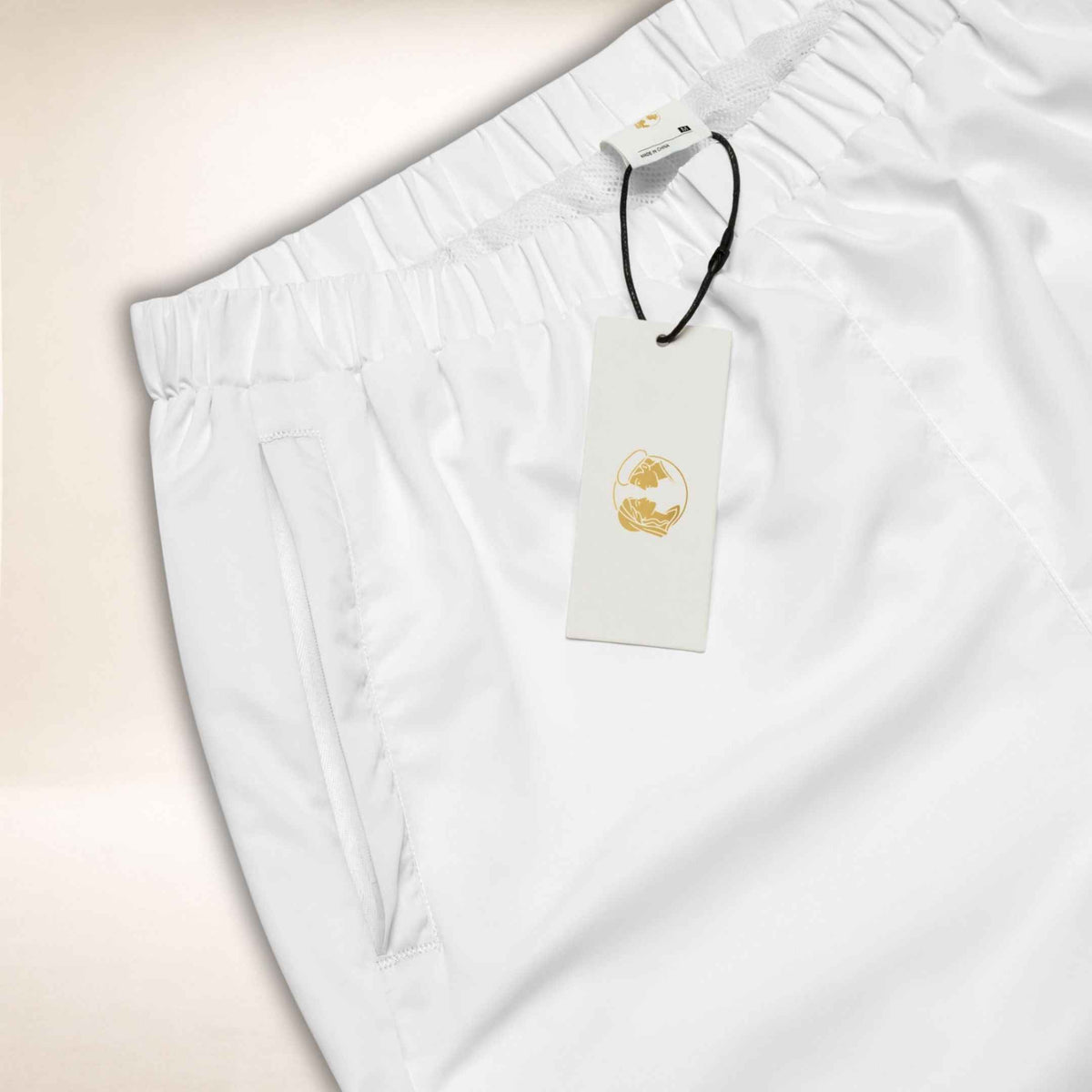 Elastischer Bund der weißen Hose Riviera Ease mit Juliet-Etikett in der Nahansicht