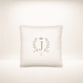 Kissen Juliet Monogram in Creme mit goldfarbenem J, Krone und Lorbeerzweigen, quadratische Form