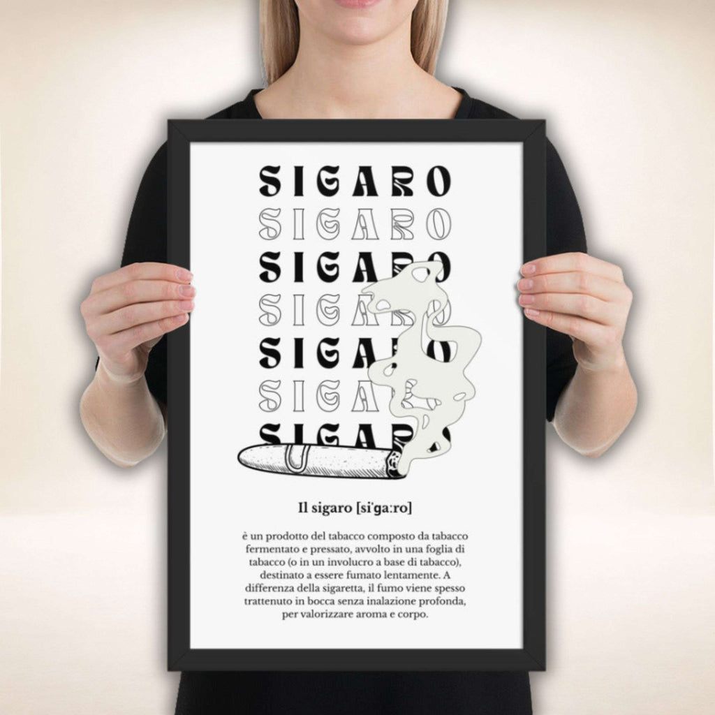 Sigaro Noir Poster im schwarzen Rahmen mit Zigarrenillustration und typografischem Motiv