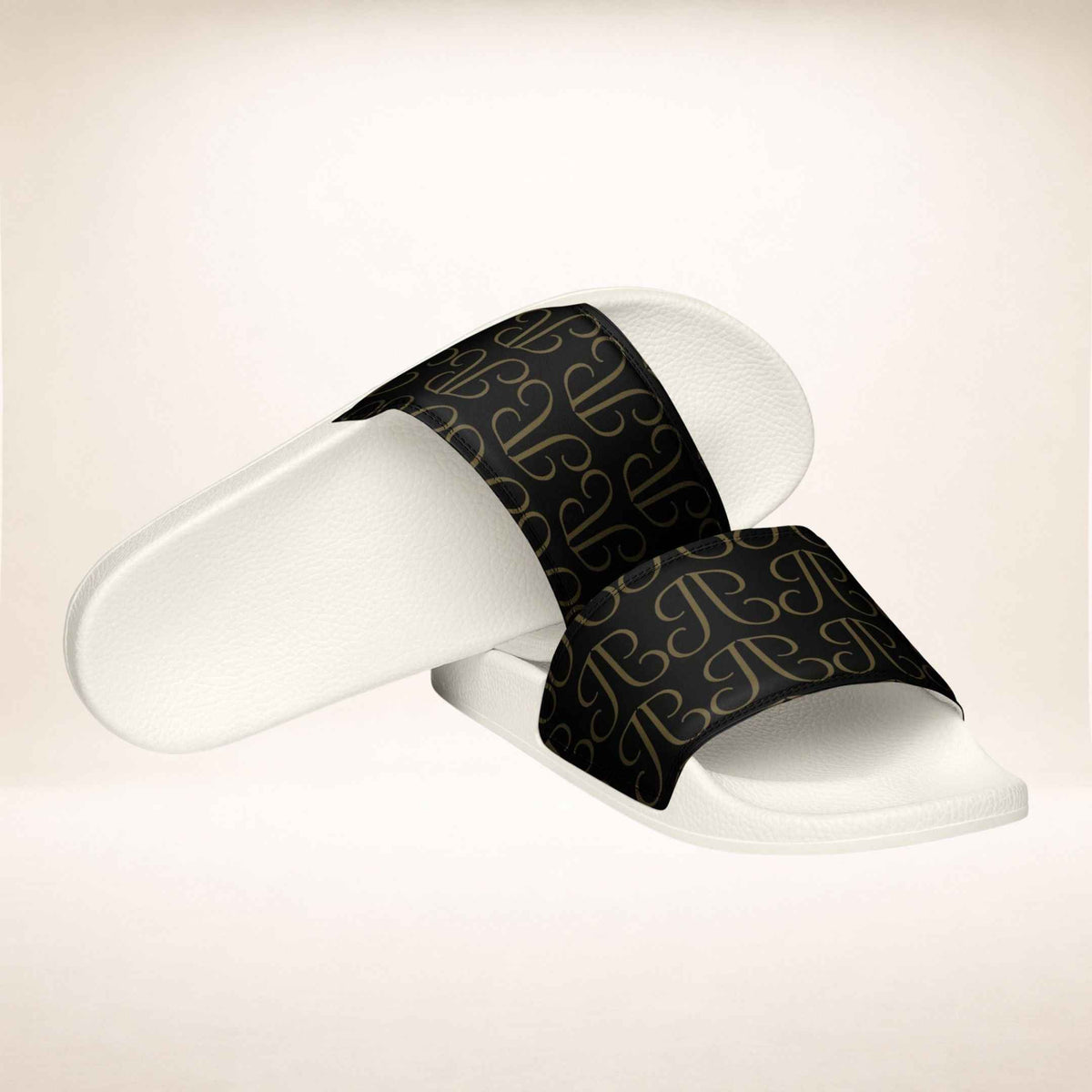 Sandalen Cap d’Or mit schwarz-goldfarbenem Riemen und offenem Zehenbereich, schräge Ansicht