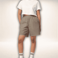 Braune Baumwoll-Shorts mit weißem T-Shirt, Rückansicht am Model