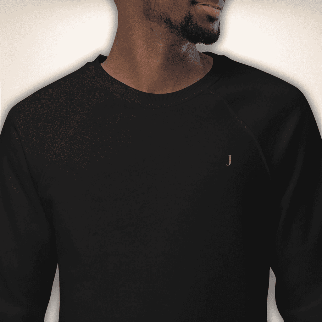 Club Juliet Sweatshirt in Schwarz, getragen mit kleinem goldfarbenem J auf der Brust