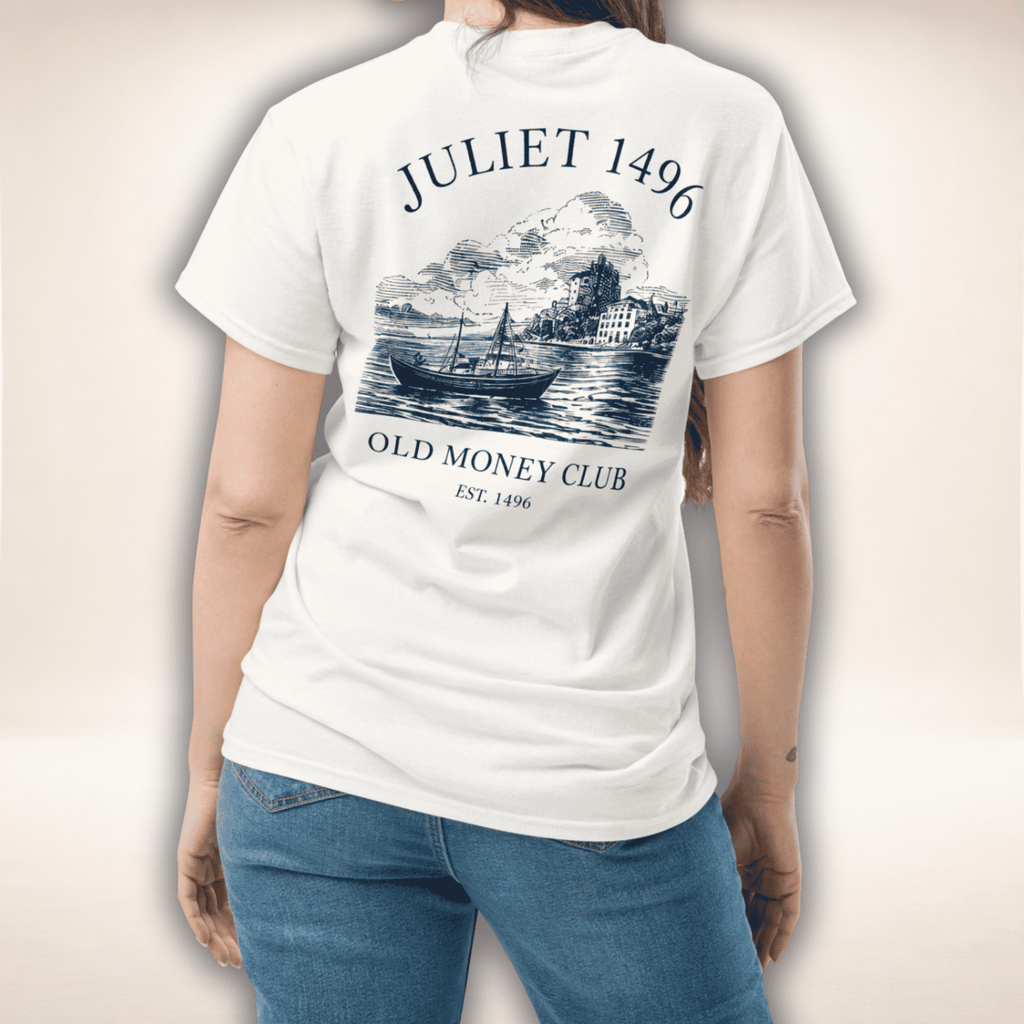 Old Money Club T-Shirt in Weiß, getragen mit mediterranem Rückenmotiv